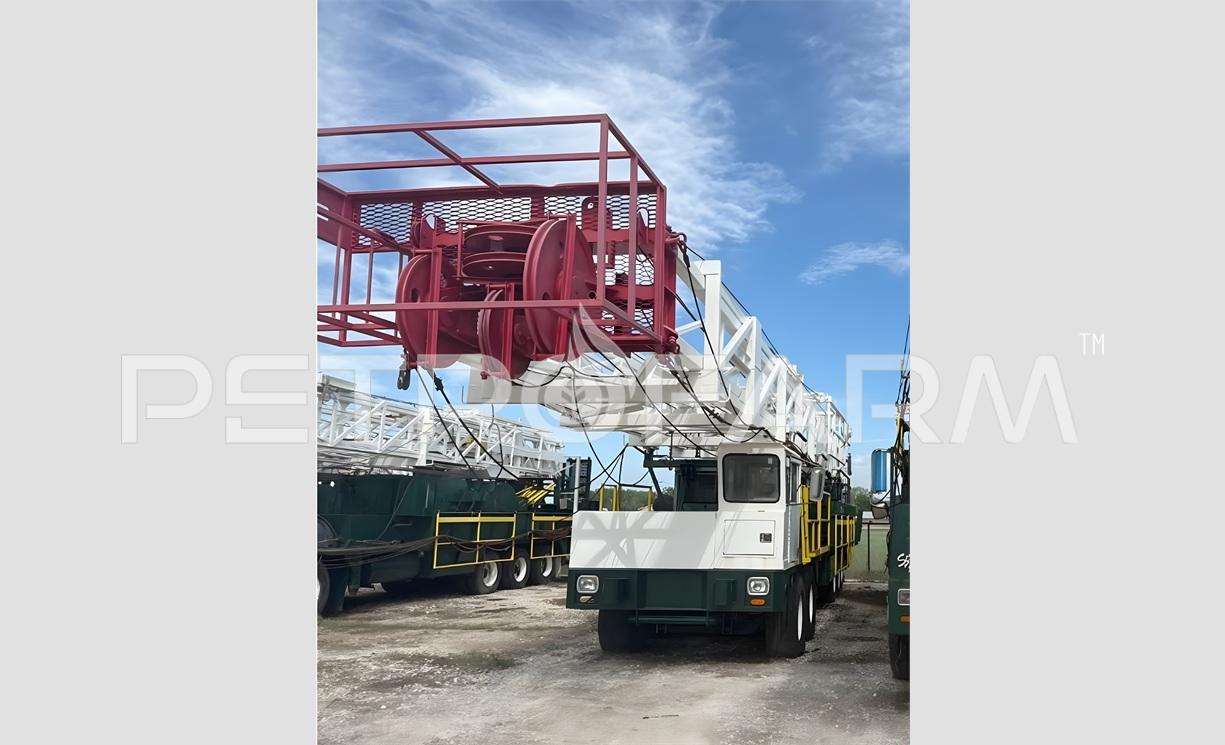 Taladro de reacondicionamiento Workover Lanco 550 DD de 250000 lbs año 2008 montado sobre chasis carrier con mástil telescópico y bloque de corona de poleas rojo