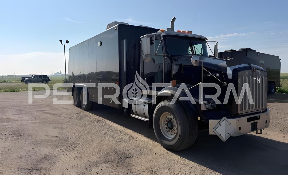 Unidad autotransportable de registros wireline montada sobre camión negro Kenworth T-400 modelo 2015 para operaciones a pozo